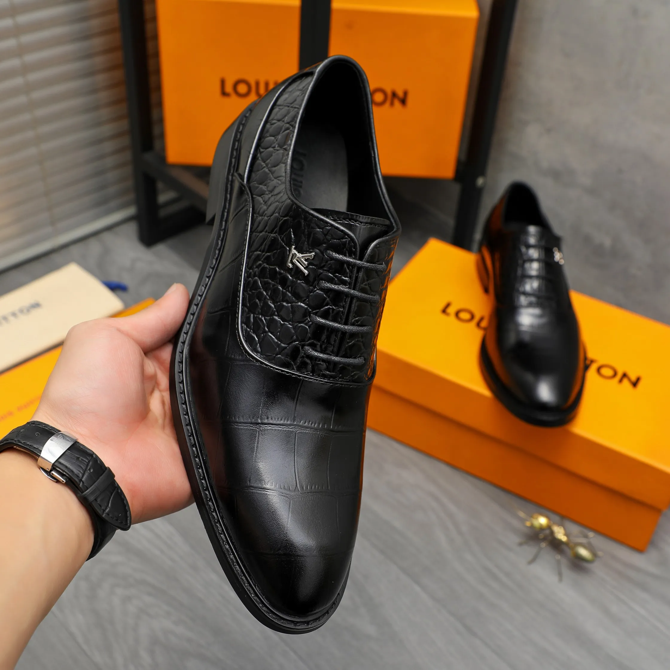 Men's shoes 💰p460 Product trademark: LV (Louis Vuitton) business lace-up formal leather shoes Regular size: 39-44 (38.45 custom-made, non-returnable) Product materials: Selected high-quality stone grain cowhide stitching upper, cowhide lining, original rubber outsole